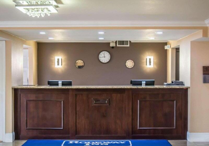 בית מלון כפרי Rodeway Inn Near Ybor City  Casino