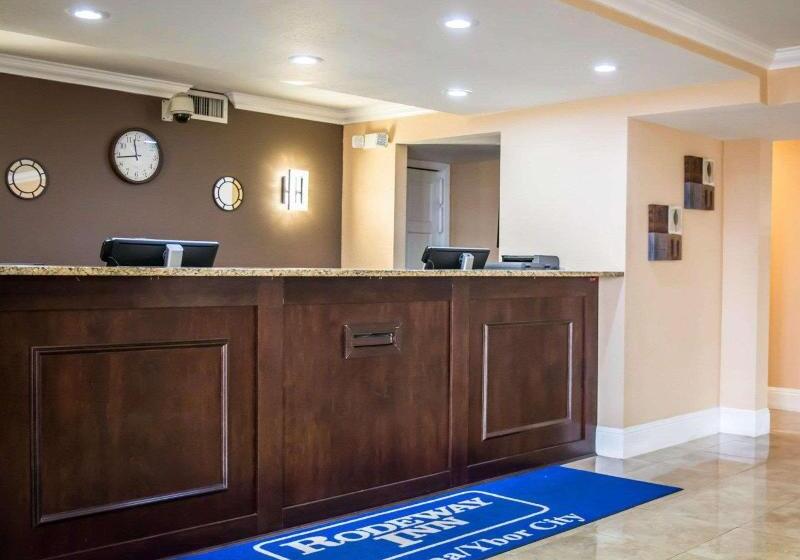 בית מלון כפרי Rodeway Inn Near Ybor City  Casino