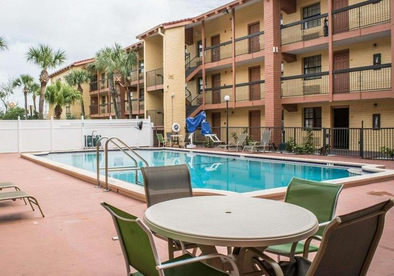 בית מלון כפרי Rodeway Inn Near Ybor City  Casino