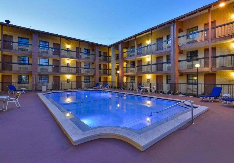 בית מלון כפרי Rodeway Inn Near Ybor City  Casino