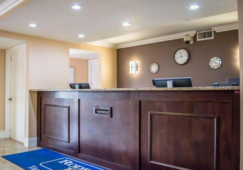 בית מלון כפרי Rodeway Inn Near Ybor City  Casino