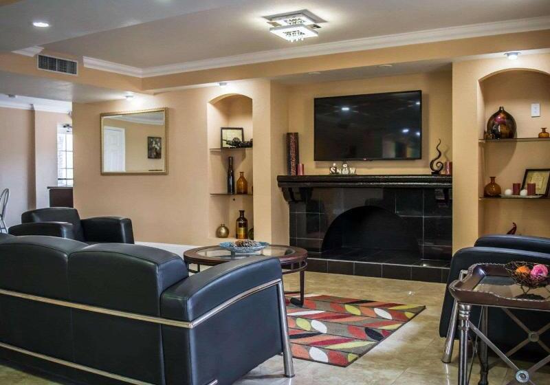 בית מלון כפרי Rodeway Inn Near Ybor City  Casino