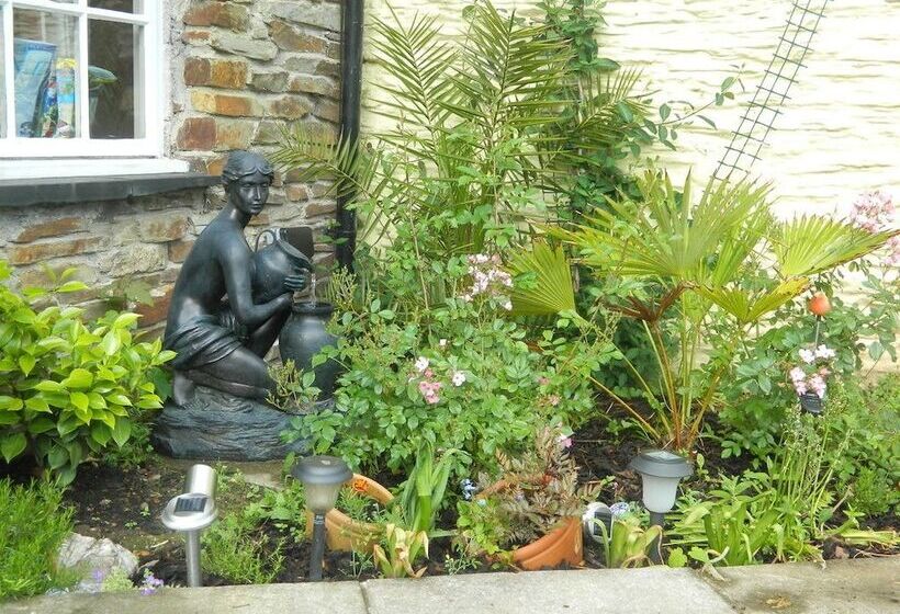 Отель The Copley Arms