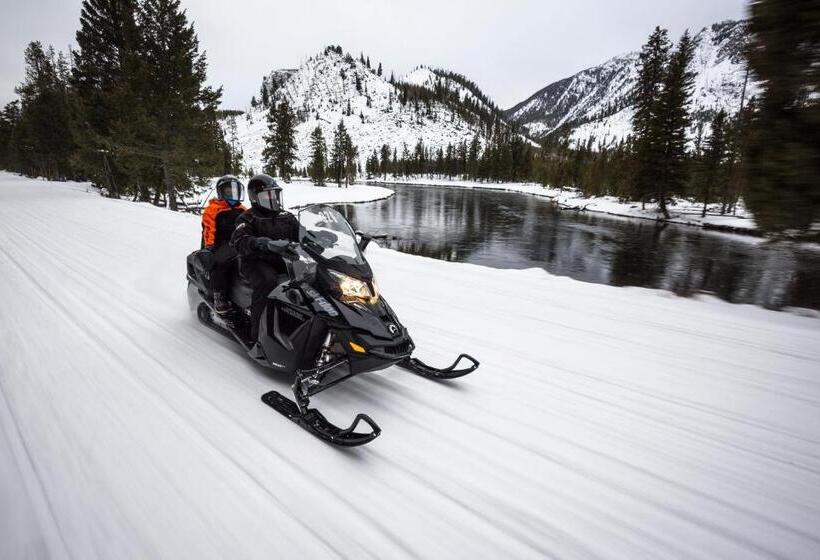 בית מלון כפרי Yellowstone Park