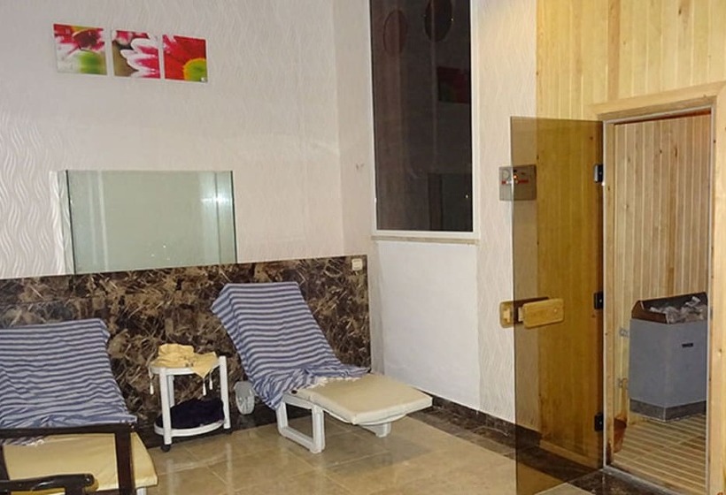 Maxwell Holiday Club