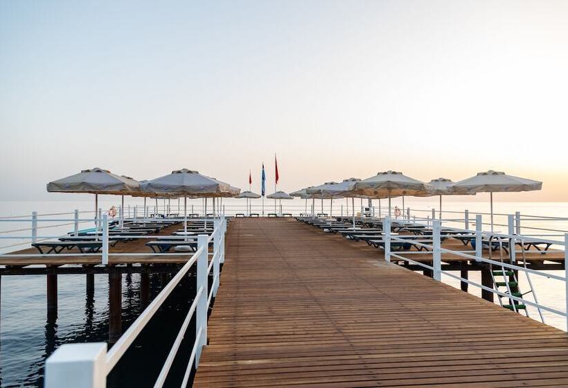 Курорт Aqi Hydros Club