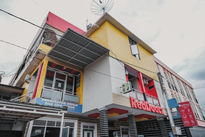 ホテル Reddoorz @ Jalan Stm Medan