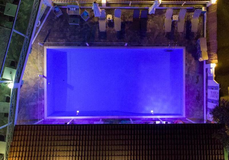 فندق Tropicana Inn