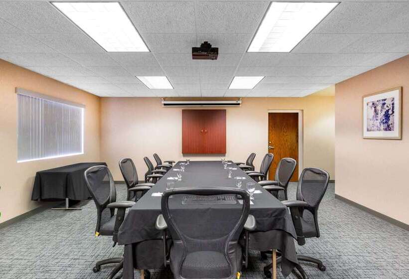 בית מלון כפרי Baymont By Wyndham Des Moines Airport