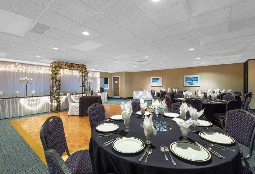 בית מלון כפרי Baymont By Wyndham Des Moines Airport