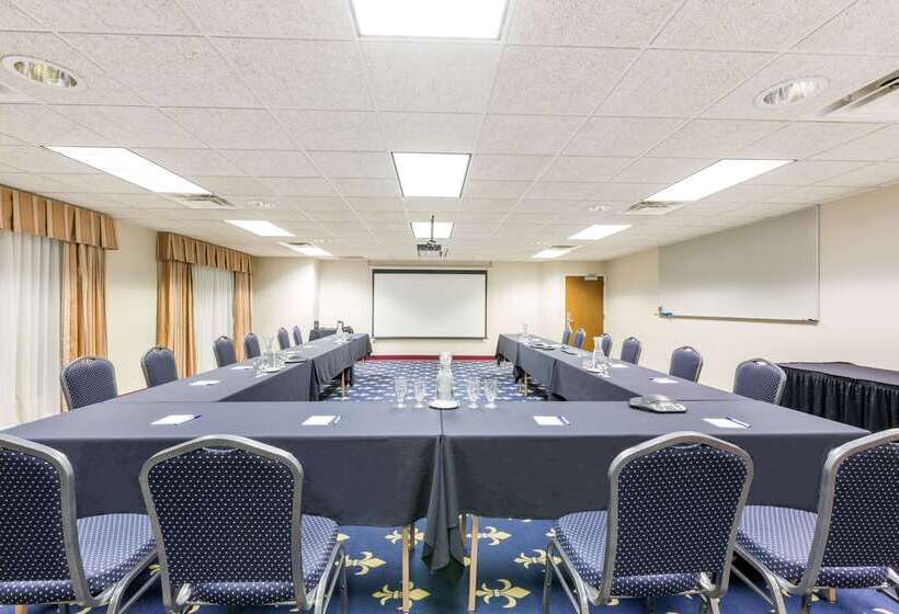 בית מלון כפרי Baymont By Wyndham Des Moines Airport