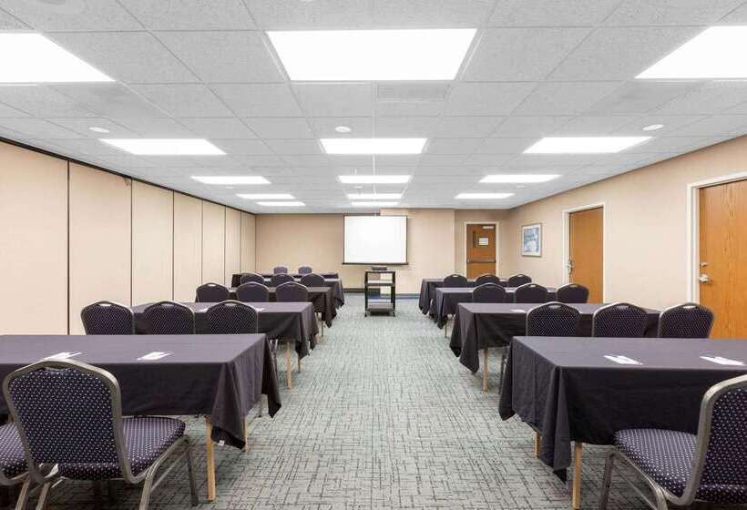 هتل Baymont By Wyndham Des Moines Airport