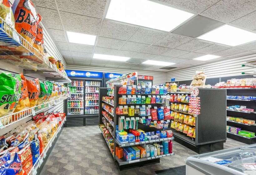 בית מלון כפרי Baymont By Wyndham Des Moines Airport