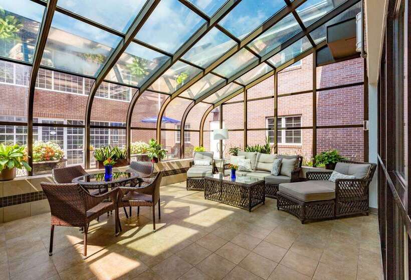 בית מלון כפרי Baymont By Wyndham Des Moines Airport