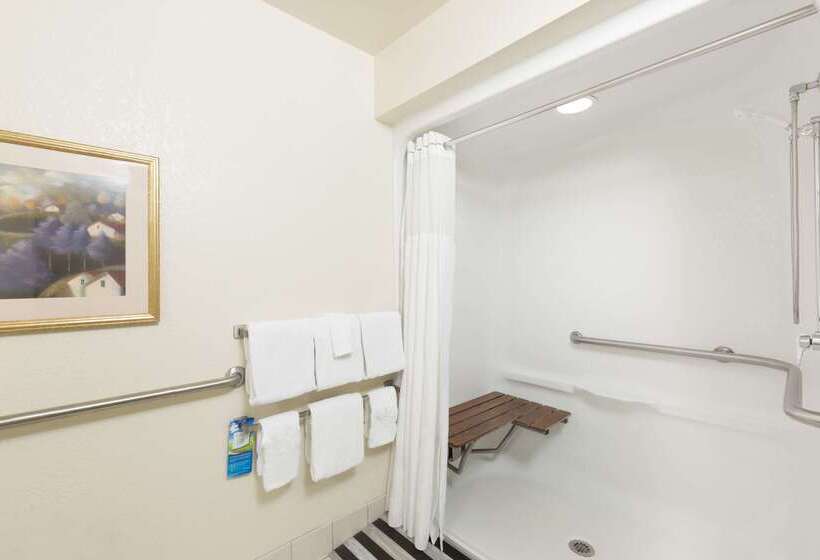 בית מלון כפרי Baymont By Wyndham Des Moines Airport