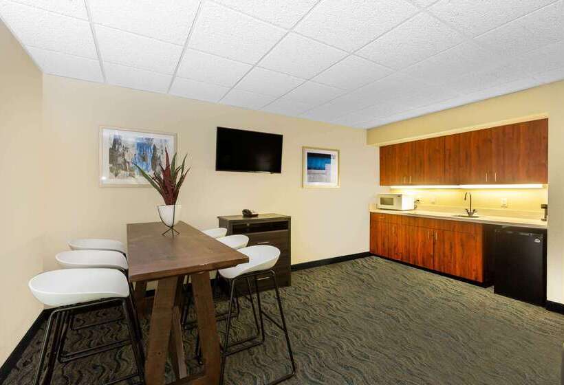 هتل Baymont By Wyndham Des Moines Airport