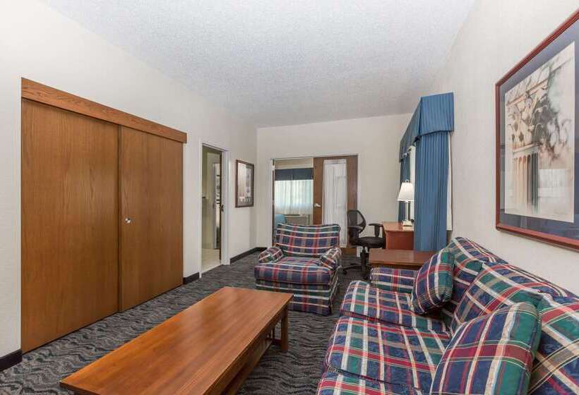 هتل Baymont By Wyndham Des Moines Airport