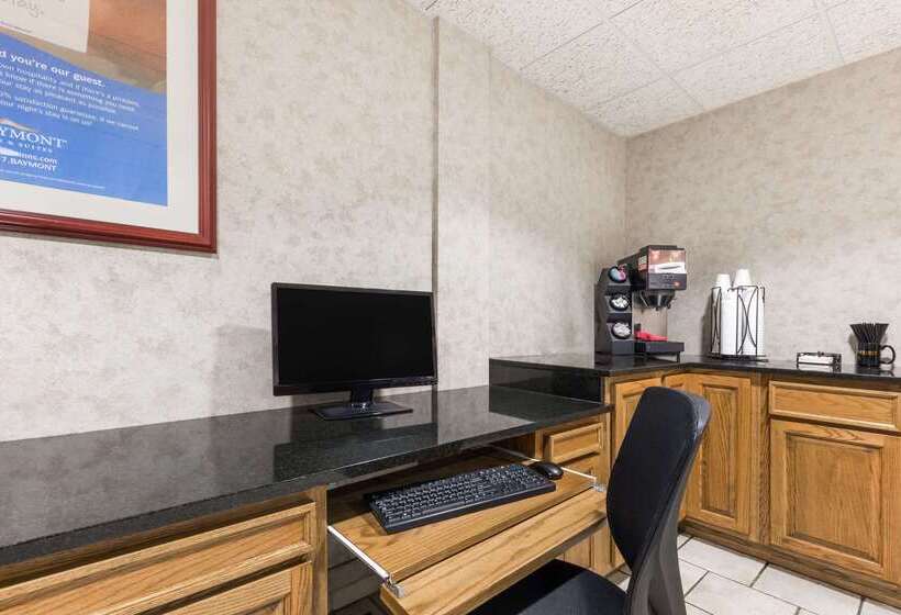 בית מלון כפרי Baymont By Wyndham Des Moines Airport