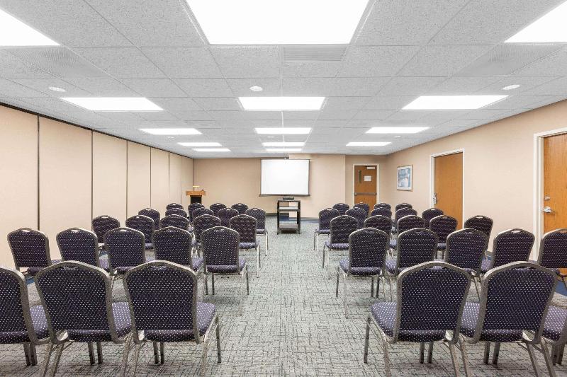 בית מלון כפרי Baymont By Wyndham Des Moines Airport