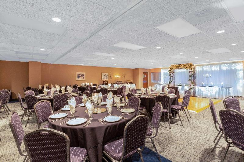 בית מלון כפרי Baymont By Wyndham Des Moines Airport