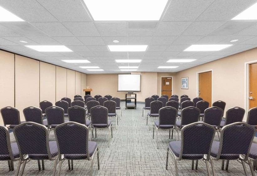 בית מלון כפרי Baymont By Wyndham Des Moines Airport