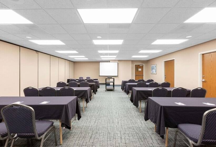 בית מלון כפרי Baymont By Wyndham Des Moines Airport