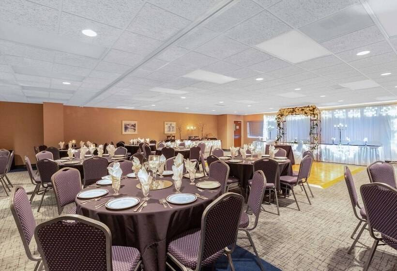 هتل Baymont By Wyndham Des Moines Airport