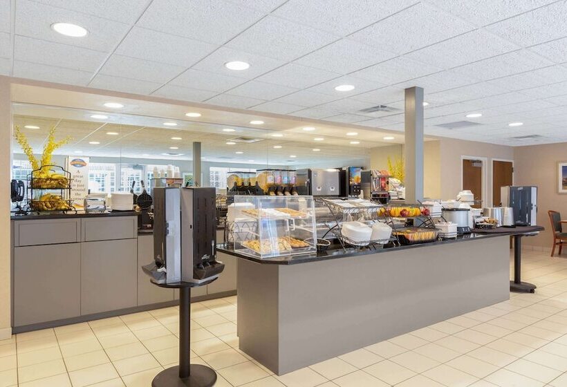 בית מלון כפרי Baymont By Wyndham Des Moines Airport