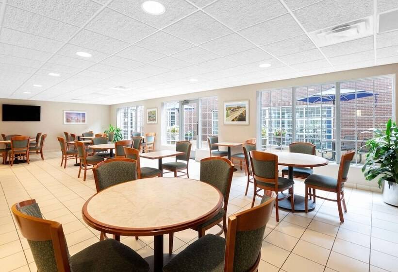 בית מלון כפרי Baymont By Wyndham Des Moines Airport