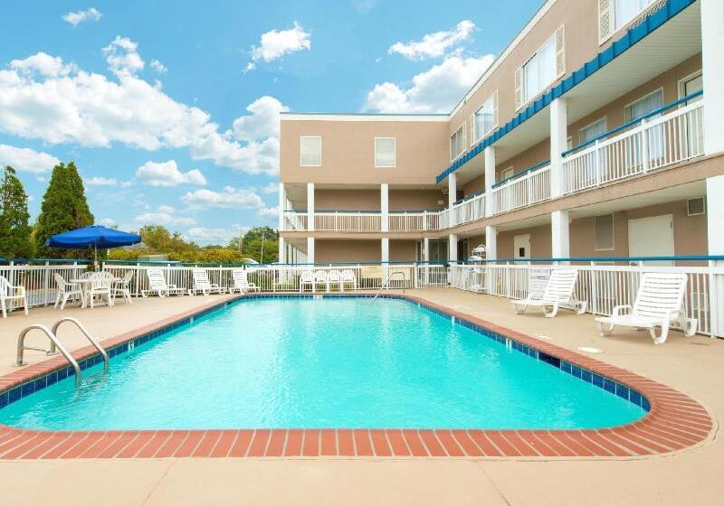 هتل Baymont By Wyndham Louisville East