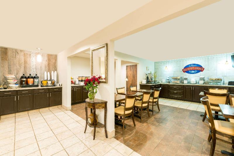 هتل Baymont By Wyndham Louisville East