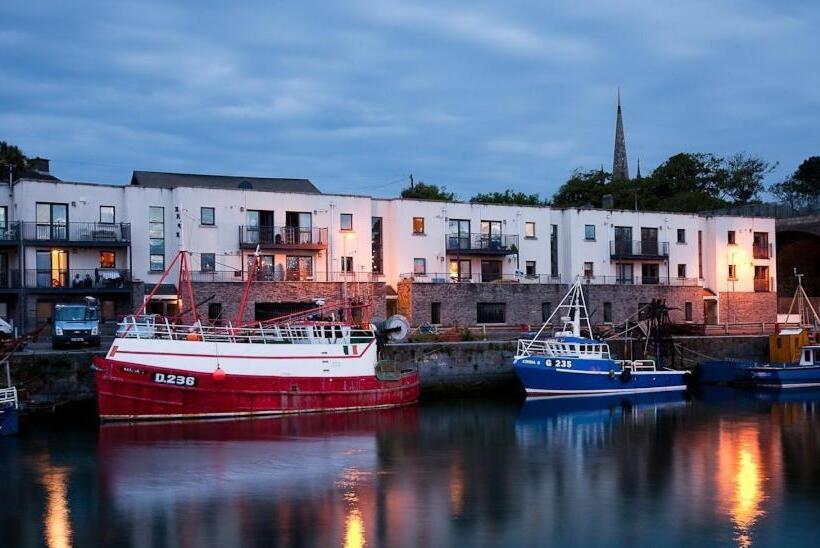 Отель Bracken Court