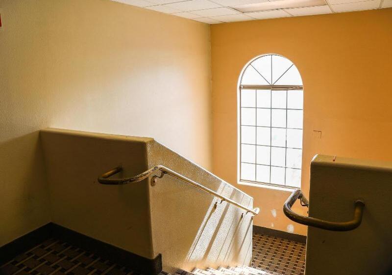 ホテル Budget Inn