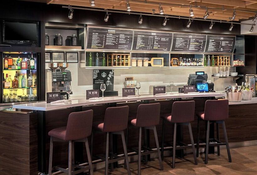 ホテル Courtyard By Marriott Jersey City Newport