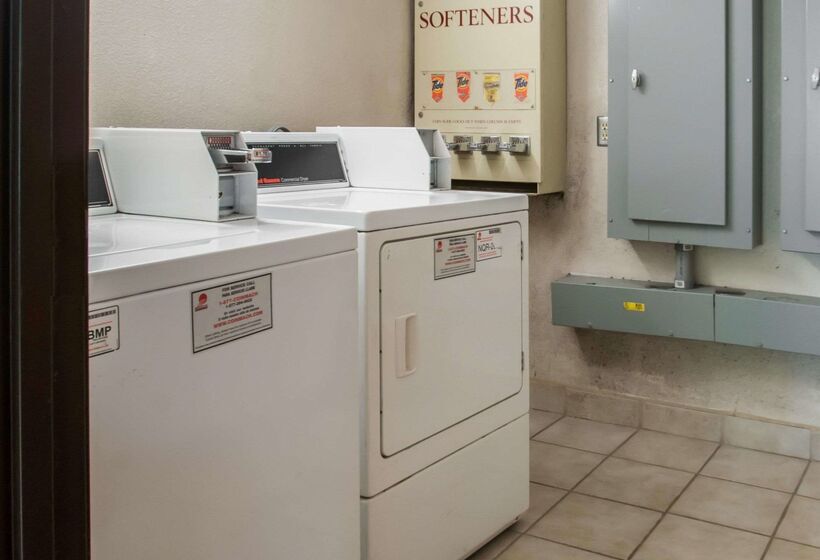 בית מלון כפרי Econo Lodge Kansas City Downtown North