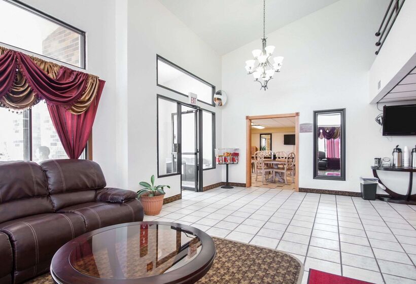 בית מלון כפרי Econo Lodge Kansas City Downtown North