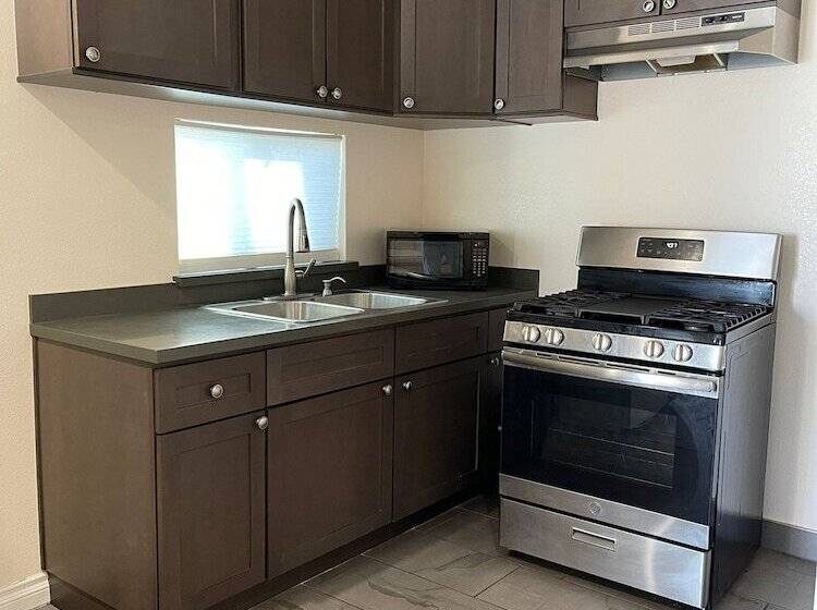 Отель Gateway Inn Gardena