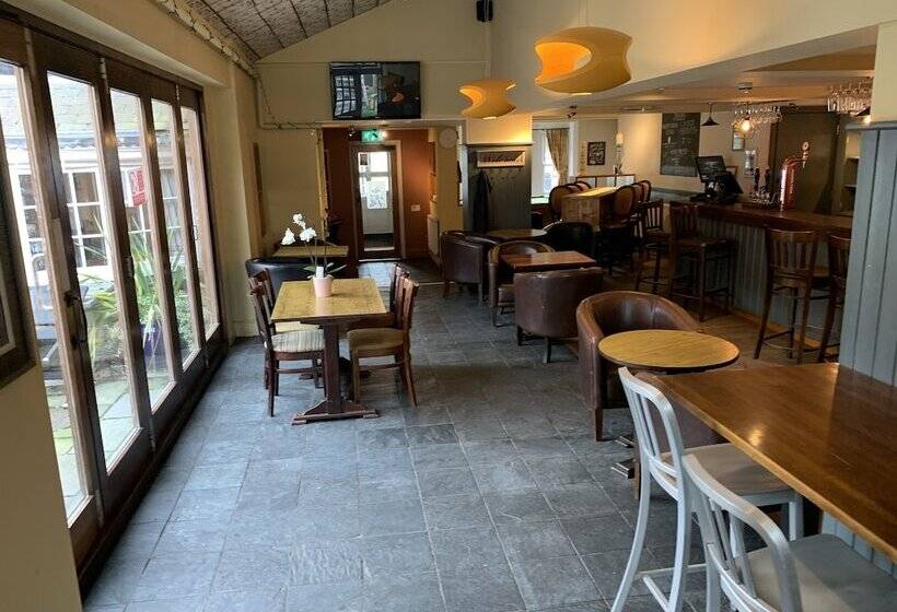 فندق George & Dragon