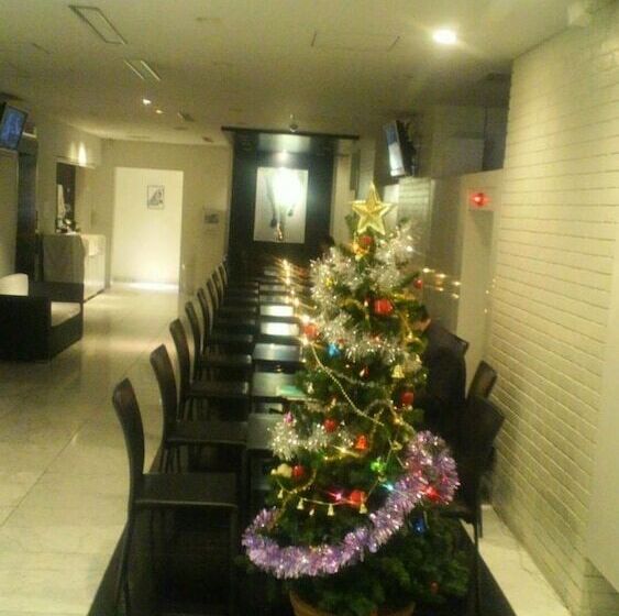 Hamilton Hotel Black