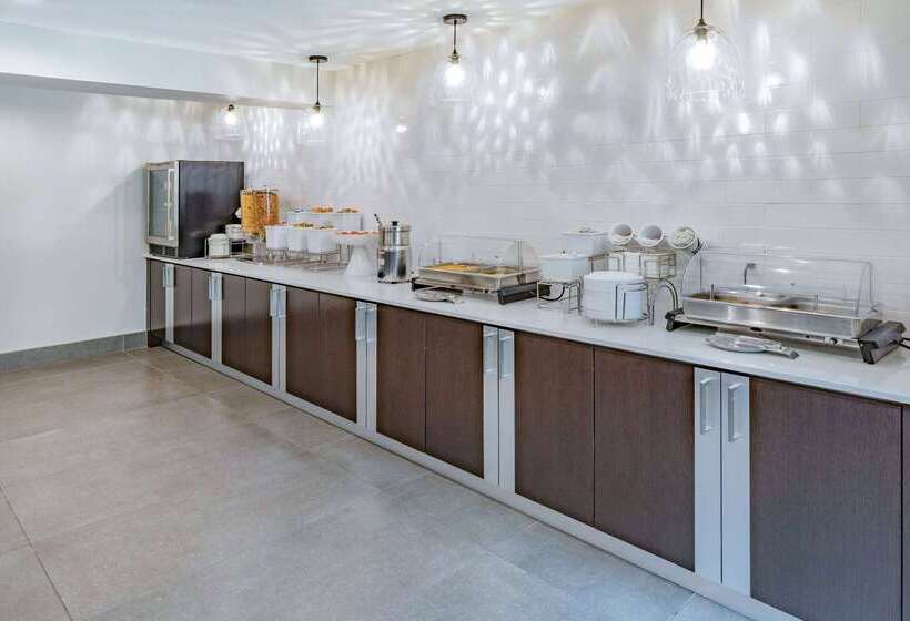 هتل La Quinta By Wyndham Houston Southwest