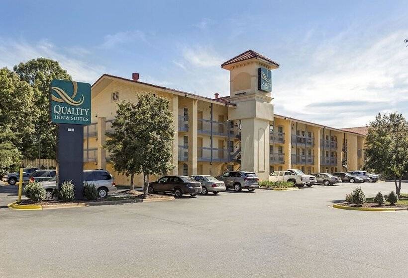 בית מלון כפרי Quality Inn & Suites Airport