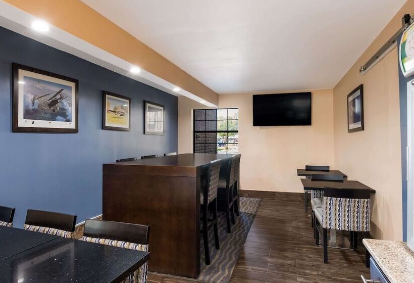 בית מלון כפרי Quality Inn & Suites Airport