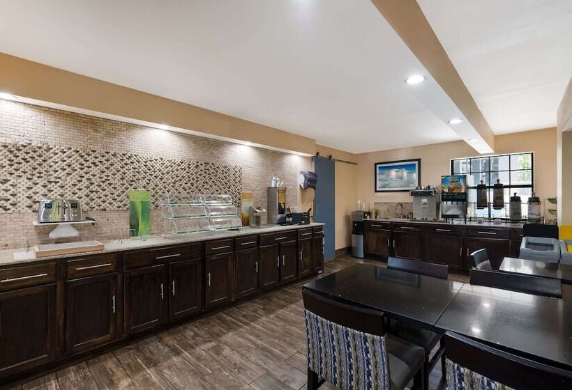 בית מלון כפרי Quality Inn & Suites Airport