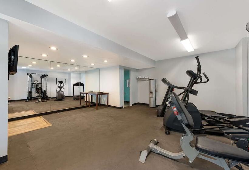 בית מלון כפרי Quality Inn & Suites Airport