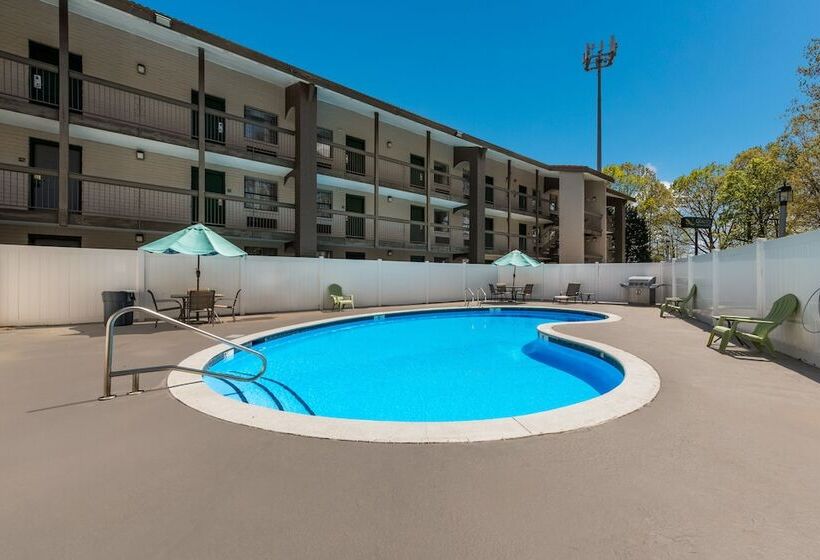 בית מלון כפרי Quality Inn & Suites Airport