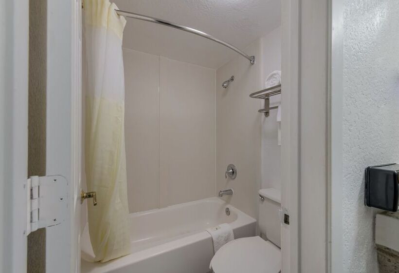 בית מלון כפרי Quality Inn & Suites Airport