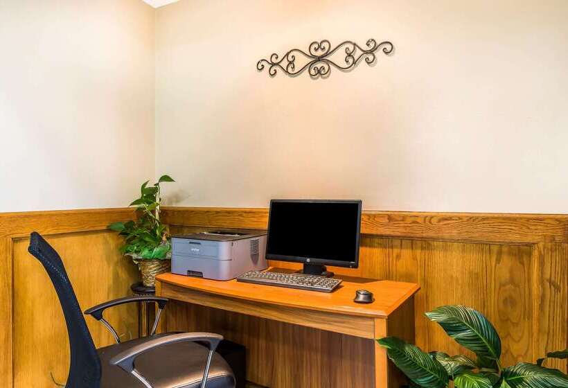 בית מלון כפרי Quality Inn & Suites Chesterfield Village