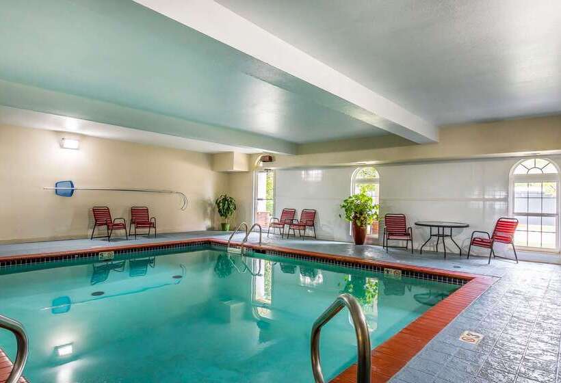 בית מלון כפרי Quality Inn & Suites Chesterfield Village