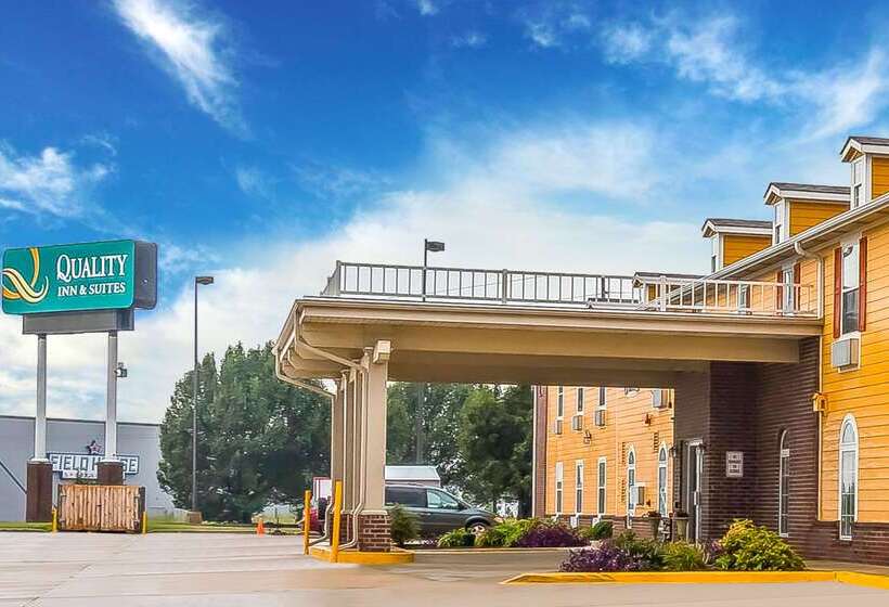 בית מלון כפרי Quality Inn & Suites Chesterfield Village