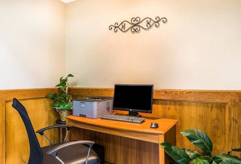 בית מלון כפרי Quality Inn & Suites Chesterfield Village